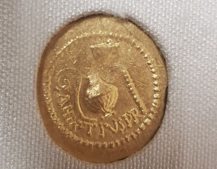 Roman Imperatorial Julius Caesar d.44 BC AV Aureus in Frame 0144245Roman Imperatorial Julius Caesar d.44 BC AV Aureus in Frame 0144245 - Image 4
